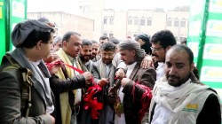 عضو السياسي الأعلى الحوثي يفتتح مشروع كسوة العيد للفقراء بذمار