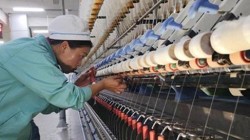 صناعة المنسوجات القطنية في شينجيانغ توظف حوالي مليون شخص محليا