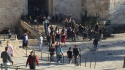 الاحتلال يقرر إغلاق باب العامود وعدة أحياء في القدس ويستهدف رعاة الأغنام بخانيونس