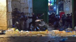 إصابة 13 مصلياً في المسجد الاقصى المبارك جراء إقتحام شرطة الاحتلال باحاته