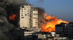 الاحتلال الإسرائيلي يواصل عدوانه على غزة ويدمر برج الشروق بالكامل