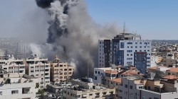 طائرات الاحتلال تدمر برج الجلاء في غزة بشكل كلي والمقاومة تدك 