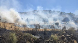 مستوطنون إسرائيليون يحرقون أراضي الفلسطينيين جنوب نابلس