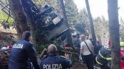 مقتل 14 شخصا في حادث سقوط عربة تلفريك في ايطاليا