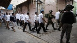 مستوطنون صهاينة يعتدون على منازل المواطنين في الخليل