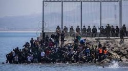المغاربة.. الهروب من النار إلى الجحيم