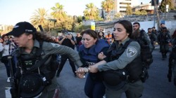 شرطة الاحتلال الإسرائيلي تقمع وقفة تضامنية مع العائلات المهددة بحي الشيخ جراح