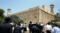 غانتس يوعز بتنفيذ مشروع تهويدي لتغيير مدخل المسجد الإبراهيمي في الخليل
