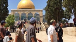 عشرات المستوطنين يقتحمون باحات الأقصى بحماية الاحتلال