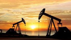 ارتفاع أسعار النفط مع تراجع المخزونات الأمريكية