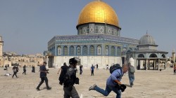 إصابة صحفية وطفل مقدسي جراء قمع الاحتلال لوقفة منددة بالإساءة للنبي محمد بالقدس