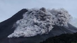 بركان ميرابي في إندونيسيا يثور ويطلق سحبا من الدخان الساخن