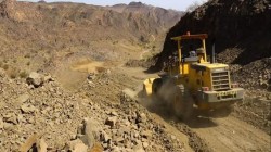 شق طريق بين وادي كنى وسوق الطلح في صعدة بمبادرة مجتمعية