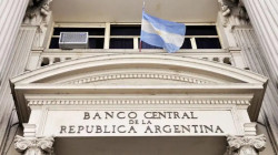 المركزي الأرجنتيني يتخذ إجراءات لمنع تسرب الدولار