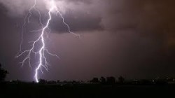 وفاة طفل وإصابة أربعة آخرين بصاعقة رعدية في الحيمة الداخلية