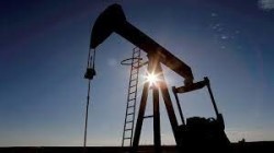النفط يهبط ويتجه لأكبر خسارة أسبوعية في شهور