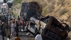  مصرع 28 شخصاً بتصادم حافلة بشاحنة شرق باكستان