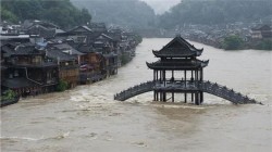مصرع 12 شخصا وإجلاء 100 ألف جراء فيضانات بمقاطعة (خنان) بوسط الصين