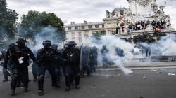 الشرطة الفرنسية تستخدام الغاز المسيل للدموع لتفريق المتظاهرين