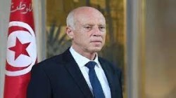 الرئيس التونسي يعفي رئيس الوزراء من منصبه ويجمد سلطات البرلمان