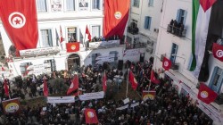 آلاف التونسيين يحتفلون بقرار الرئيس حل الحكومة وتجميد عمل البرلمان