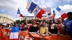 عشرات الآلاف يتظاهرون مجددا في فرنسا رفضا للشهادة الصحية