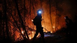 إصابة خمسة أشخاص في الحرائق قرب العاصمة اليونانية وجهود حثيثة لاطفائها