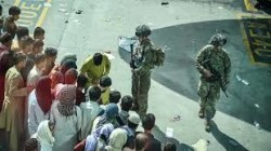 مقتل ثلاثة أشخاص على الأقل قرب مطار كابول مع استمرار رحلات الإجلاء