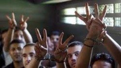 أسرى فلسطينيين يواصلون إضرابهم عن الطعام رفضا لاعتقالهم الإداري