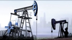 تباين أسعار النفط بعد ارتفاع قوي