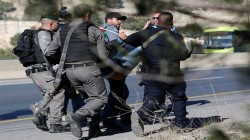 توتر كبير في سجون الاحتلال.. و100 جريح فلسطيني جراء اعتداءاته بالضفة والقدس