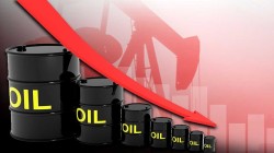 أسعار النفط تتراجع مع زيادة مخزونات الخام الأمريكية