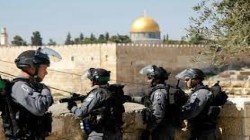 قوات الاحتلال تمنع وصول الفلسطينيين إلى المسجد الأقصى واستشهاد فلسطيني