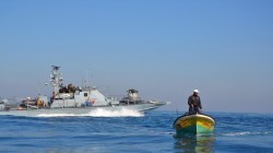 زوارق الاحتلال الإسرائيلي تطلق النار تجاه مركب صيد في بحر غزة