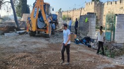 الاحتلال يواصل تجريفه في المقبرة اليوسفية بالقدس ويهدم 4 محال تجارية في رام الله