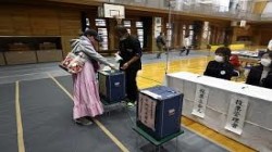 اليابانيون يدلون بأصواتهم في انتخابات عامة يسعى فيها الحزب الحاكم لبداية جديدة