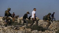 إصابة ثلاثة فلسطينيين بكسور ورضوض في هجوم للمستوطنين على بورين