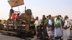 محافظ الحديدة يتفقد سير العمل بسفلتة طريق مفرق الصليف - القرار