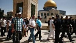 قطعان من المستوطنين اليهود يقتحمون باحات المسجد الأقصى المبارك
