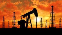 النفط يستقر بعد تراجع حاد بسبب بيانات أمريكية