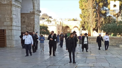 عشرات المستوطنين يجددون اقتحامهم للأقصى والاحتلال يعتقل شابين من بيت لحم