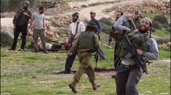 اصابة ثلاثة فلسطينيين خلال هجوم للمستوطنين غرب نابلس
