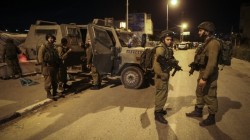 فلسطينيون يطلقون النار تجاه جنود الاحتلال على حاجز 