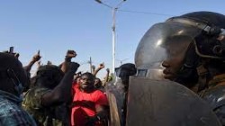 شرطة بوركينا فاسو تفرق مظاهرة على فشل الحكومة في وقف عنف المتشددين