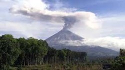 مصرع شخص وإصابة عشرات آخرين جراء ثوران بركان سيميرو في إندونيسيا