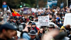 المئات يخرجون في مسيرة معارضة لقيود كورونا في بروكسل