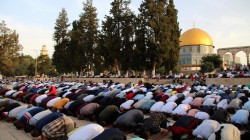 عشرات الآلاف من الفلسطينيين يؤدون صلاة الجمعة في رحاب الأقصى المبارك
