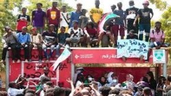 الآلاف يتظاهرون في السودان مطالبين بحكم مدني والشرطة تطلق الغاز المسيل للدموع