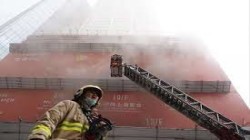 حريق ضخم يحاصر 300 شخص في مركز تجاري بالصين