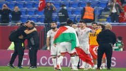 لاعبو منتخب تونس يرفعون علم فلسطين بعد التأهل لنهائي كأس العرب 2021